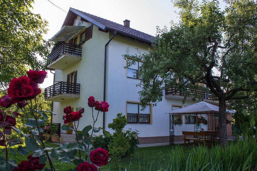 Rooms Marijana Obrovac Slunj Exteriör bild